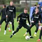 Gelandang Chelsea Mason Mount (tengah) dan Jorginho&nbsp;dalam sesi latihan tim di fasilitas latihan Chelsea Cobham di Stoke D'Abernon, London, Selasa, 1 November 2022, menjelang laga Grup E Liga Champions UEFA melawan Dinamo Zagreb. (Glyn KIRK / AFP)