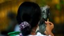 <p>Seorang umat Buddha berdoa selama festival Waisak di Kuil Kelaniya di Kolombo, Sri Lanka, Minggu (15/5/2022). Pihak berwenang Sri Lanka mencabut jam malam nasional pada 15 Mei ketika negara pulau yang kekurangan uang tersebut bersiap untuk merayakan festival Buddha yang penting, dengan perayaan yang diredam oleh krisis keuangan yang semakin memburuk. (Ishara S. KODIKARA / AFP)</p>