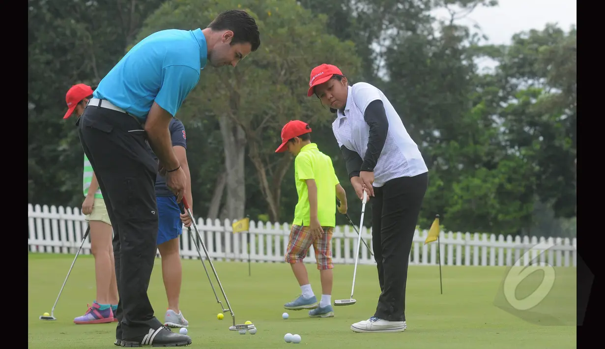 Pelatih Joe Glynn memberikan arahan kepada peserta ‘coaching clinik’ menyambut CIMB Niaga Indonesia Masters 2015 pada 23 April 2015, Jakarta, Minggu (15/3/2015). (Liputan6.com/Herman Zakharia)