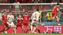 Pemain Denmark Andreas Christensen (tengah) mencetak gol ke gawang Rusia pada pertandingan Grup B Euro 2020 di Stadion Parken, Kopenhagen, Denmark, Senin (21/6/2021). Denmark menang 4-1. (Jonathan Nackstrand/Pool via AP)