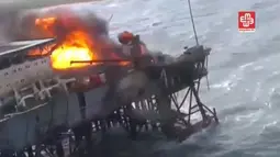 Sebuah gambar menampilkan suatu kilang minyak diatas laut yang terbakar di Laut Kaspia, Azerbaijan, (5/12).Menurut pihak terkait setempat peristiwa tersebut menewakan 32 pekerja. (Reuters)