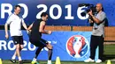 Adil Rami tengah berlatih serius saat diliput media sebelum melawan Jerman pada laga semi-final di Centre d'Entrainement Robert Louis-Dreyfus, Marseille, (6/7/2016).(AFP/Franck Fife)