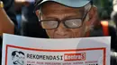 Seorang kakek tampak menunjukkam surat rekomendasi KontraS untuk pasangan presiden RI terpilih, Jakarta, Kamis (28/4/14). (Liputan6.com/Miftahul Hayat) 