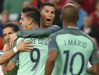 Striker Portugal, Cristiano Ronaldo, merayakan gol yang dicetak oleh Andre Silva, ke gawang Hongaria pada laga Kualifikasi Piala Dunia 2018 di Stadion Groupama, Minggu (3/9/2017). Portugal menang 1-0 atas Hongaria. (AP/Tamas Kovacs)