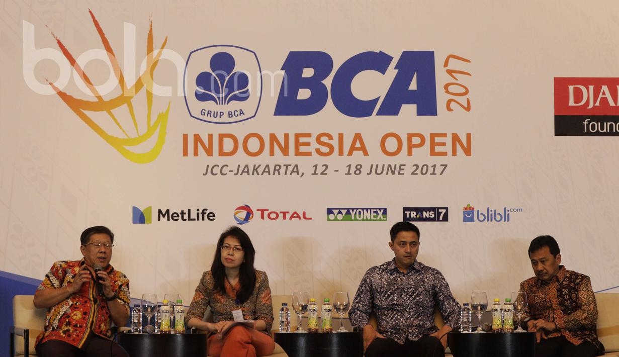 Para pembicara foto bareng usai jumpa pers BCA Indonesia Open 2017 yang didukung oleh Bakti Olahraga Djarum Foundation di Hotel Kempinski, Jakarta, Senin (22/5/2017). (Bola.com/Vitalis Yogi Trisna)