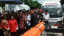 Megawati Soekarnoputri memperhatikan bantuan yang disumbangkan PDIP untuk daerah yang tertimpa bencana di acara HUT PDIP ke-42, Jakarta, Sabtu (10/1/2015). (Liputan6.com/Johan Tallo)