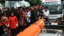 Megawati Soekarnoputri memperhatikan bantuan yang disumbangkan PDIP untuk daerah yang tertimpa bencana di acara HUT PDIP ke-42, Jakarta, Sabtu (10/1/2015). (Liputan6.com/Johan Tallo)