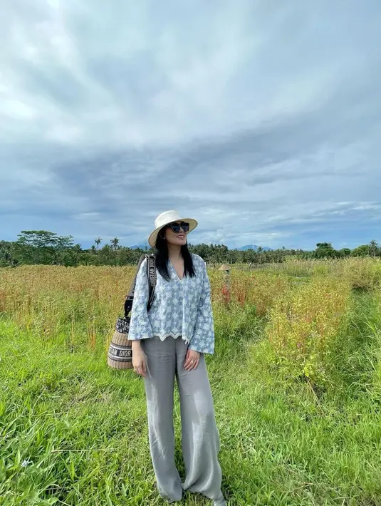 Gaya wanita kelahiran 10 Januari 1989 satu ini pun cocok dipakai untuk hangout ataupun piknik. Penampilannya ini pun terlihat sederhana dan nyaman namun tetap stylish. (Liputan6.com/IG/@nindyayunda)