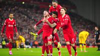 Para pemain Liverpool melakukan selebrasi setelah Alexis Mac Allister mencetak gol kedua pada pertandingan sepak bola Liga Premier melawan Sheffield United di Stadion Anfield, Liverpool, Inggris, Kamis, 4 April 2024. (AP Photo/Jon Super)