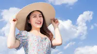 ilustrasi perempuan pakai topi pantai/TimeImage Production/Shutterstock