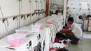 Pekerja mencuci pakaian dengan mesin cuci di Bogor Laundry, Bogor, Kamis (28/9). Bisnis laundry tersebut dapat meraih keuntungan perhari hingga 10 juta. (Liputan6.com/Angga Yuniar)