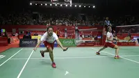 Pasangan Indonesia, Leani Ratri Oktila/Khalimatus Sadiyah saat melawan wakil Cina, Cheng Hefang/Ma Huihui, pada final bulu tangkis Asian Para Games di Istora, Jakarta, Jumat (12/10/2018). Indonesia menang 21-15, 21-12. (Bola.com/M Iqbal Ichsan)