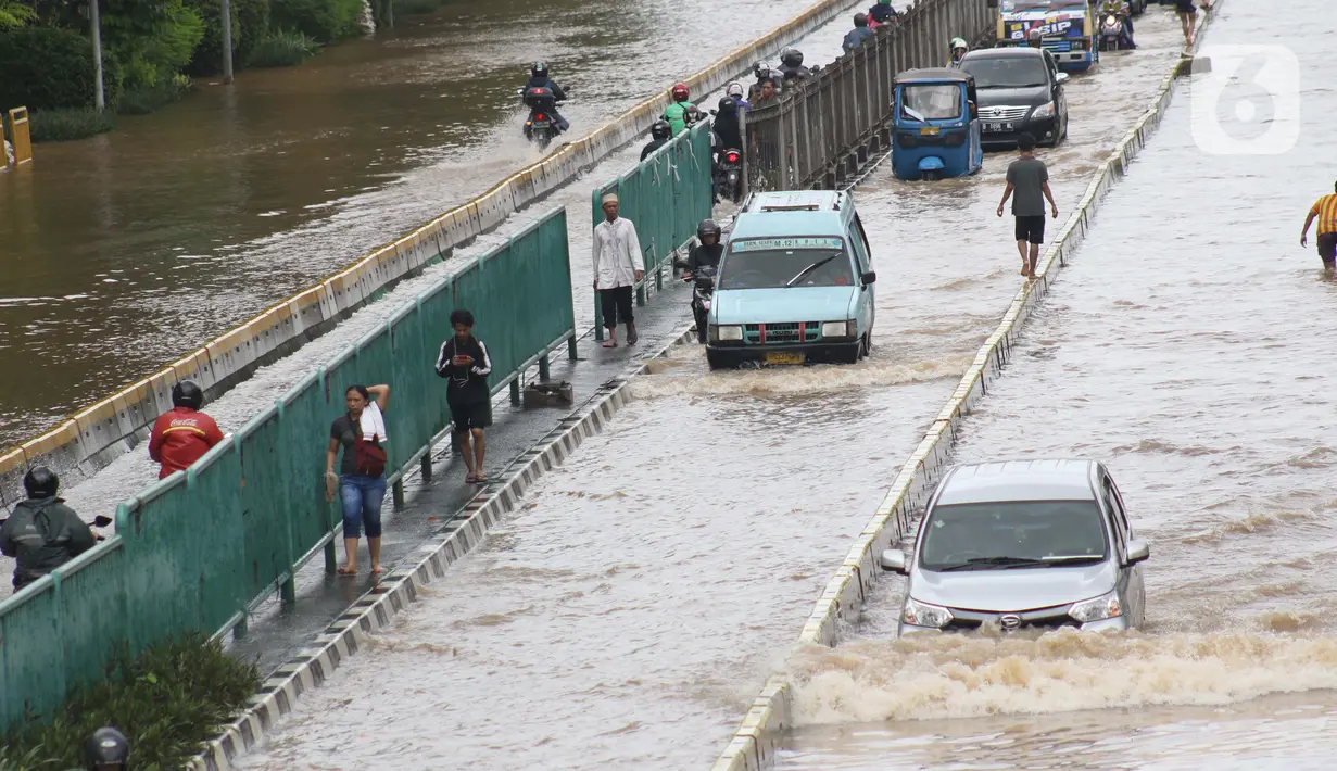 Sejumlah pengendara nekat menerobos genangan banjir di Jalan Gunung Sahari Jakarta, Selasa (25/2/2020). Hujan yang mengguyur Jakarta sejak Senin (24/2) malam membuat sejumlah kali meluap dan menyebabkan banjir. (Liputan6.com/Helmi Fithriansyah)