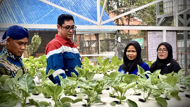 Assistant Manager Facility Operation PHE Jambi Merang Field, Syahrul Arafat saat berbincang dengan warga dan kelompok tani Desa Mendis. Tampak ditemani oleh Kepala Desa Mendis Sugianto.