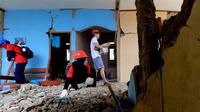 PRUVolunteers karyawan Prudential Indonesia dan Prudential Syariah melalui Program Community Investment gotong royong membersihkan puing-puing rumah warga terdampak gempa di Cianjur, Jawa Barat (27/11/2022). (Liputan6.com)