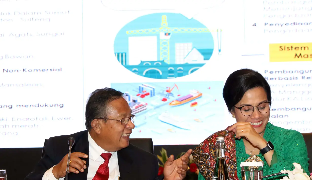 Menko Perekonomian Darmin Nasution (kiri) bersama Menteri Keuangan Sri Mulyani saat menyampaikan Rencana Kerja Pemerintah dan Nota Keuangan serta RAPBN 2020 di Jakarta, Jumat (16/8/2019). Sejumlah menteri terkait ikut hadir dalam penyampaian tersebut. (Liputan6.com/Helmi Fithriansyah)
