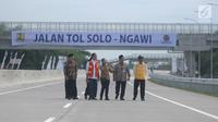 Presiden Joko Widodo didampingi Menteri BUMN Rini Soemarno (tengah) dan Wakil Gubernur Jawa Tengah Taj Yasin Maimoen (kedua kanan) saat peresmian ruas Tol Sragen-Ngawi di kilometer 538 jalan tol Solo-Ngawi, Rabu (28/11). (Liputan6.com/Angga Yuniar)