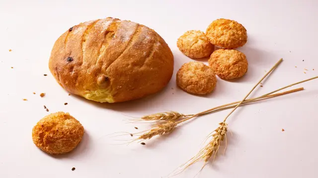 Membungkus Roti dengan Aluminium Foil