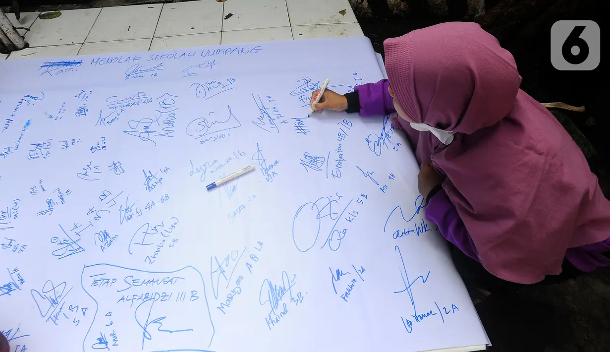 Orang tua siswa menandatangani petisi penolakan sekolah menumpang di SDN Pondok Cina 1, Depok, Jawa Barat, Senin (14/11/2022). Mereka menolak keras jika anak mereka harus regrouping ke SDN Pondok Cina 3 dan Pondok Cina 5, sementara SDN Pondok Cina 1 akan dialih fungsikan menjadi Masjid Raya. (merdeka.com/Arie Basuki)