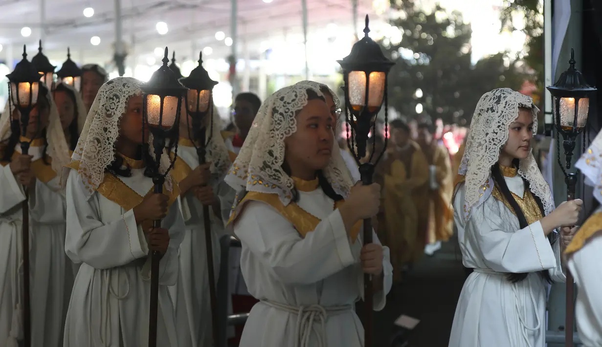 Rangkaian Kegiatan Misa Natal Pontifikal di Gereja Katedral, Jakarta, yang dimulai sejak pukul 09.00 WIB. Tampak dalam foto, iring-iringan umat Katolik saat pelaksanaan Misa Pontifikal Natal di Gereja Katedral Jakarta, Kamis (25/12/2025). (Kapanlagi.com/Budy Santoso)