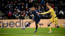 Pemain Paris Saint-Germain Kylian Mbappe (kiri) mencetak gol ke gawang Club Brugge pada pertandingan sepak bola Grup A Liga Champions di Parc des Stadion Princes, Paris, Prancis, 7 Desember 2021. Paris Saint-Germain menang 4-1. (FRANCK FIFE/AFP)