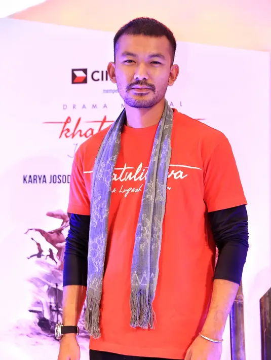 "Pahlawan itu bukan hanya bela negara atau harus duduk di bangku parlemen. Kalian bisa jadi pahlawan untuk keluarga, teman-teman. Dari hal kecil saja bisa jadi pahlawan untuk orang-orang yang kalian sayangi," ujar Rio. (Adrian Putra/Bintang.com)