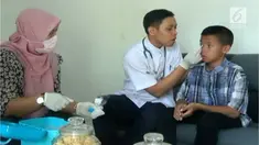Bocah yatim piatu yang diminta mandi oli, kini diperiksa kesehatannya oleh tim medis kepolisian Yogyakarta.