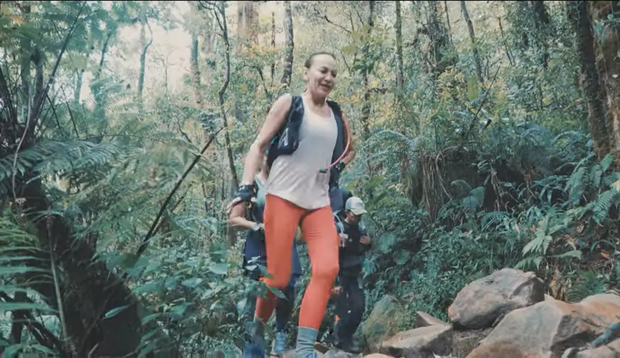 "Akhirnya bisa pecahin terget baru, bisa mendaki Gunung Gede bareng sama anak. Walaupun banyak hal terduga dan pastinya seru, pengalaman kemarin akan menjadi kenangan paling menyenangkan."  tulis dalam diskripsi saat naik Gunung Gede. [Youtube/Gladys Suwandhi]