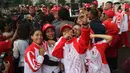 Sejumlah atlet perempuan berswafoto saat pelepasan Kontingen Indonesia untuk SEA Games 2019 Filipina di Istana Bogor, Jawa Barat, Rabu (27/11/2019). Sebanyak 841 atlet Indonesia akan berlaga di 52 cabang olahraga pada ajang multievent olahraga terbesar se-Asia Tenggara. (Liputan6.com/Angga Yuniar)