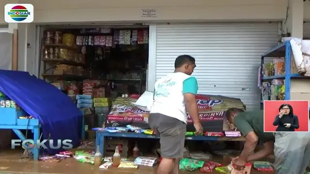 Toko-toko di sekitar alun-alun Kota Pacitan masih ditutup karena banyak material lumpur sisa genangan banjir.