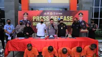Lima pesilat diringkus polisi karena menganiaya pedagang pasar di Gresik. (Dian Kurniawan/Liputan6.com)