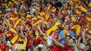 Suporter Spanyol mengibarkan bendera saat mendukung timnya melawan Italia  pada laga Grup G Kkualifikasi Piala Dunia 2018 di Santiago Bernabeu stadium, Madrid, (2/9/2017). Spanyol menang 3-0. (AP/Paul White)
