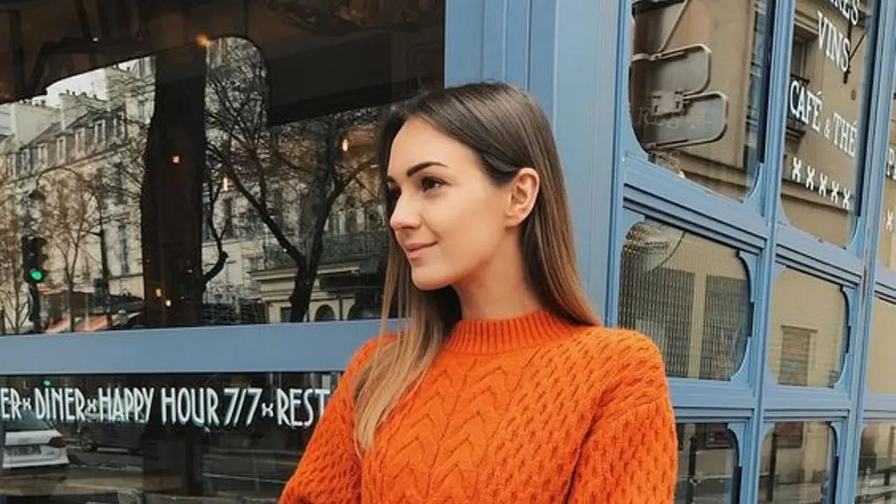 Eksperimen Gaya dengan Outfit Warna Oranye, Coba deh!
