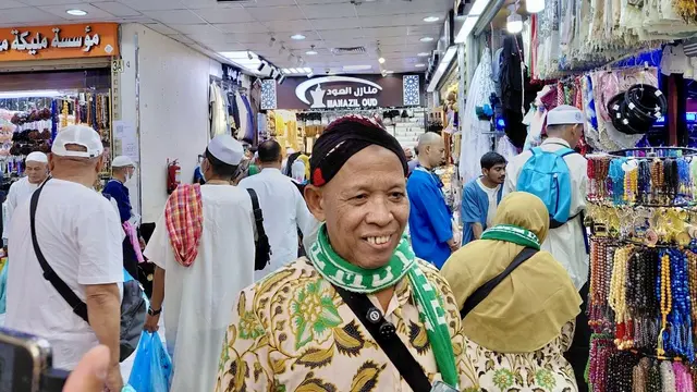 Jemaah haji asal Surabaya, Suparman saat ditemui di Pasar Kakiyah, Makkah.