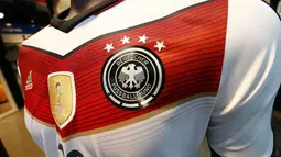 Sebuah kaos Timnas Jerman yang dijajakan di salah satu toko di Frankfurt, (14/7/2014), sudah menampilkan empat bintang di atas logo federasi sepak bola Jerman. (REUTERS/Ralph Orlowski)
