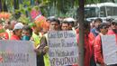 Dalam aksinya, puluhan massa SBTPI membawa bendera dan spanduk berisi tuntutan mereka, Jakarta, Selasa (11/11/2014). (Liputan6.com/Herman Zakharia) 