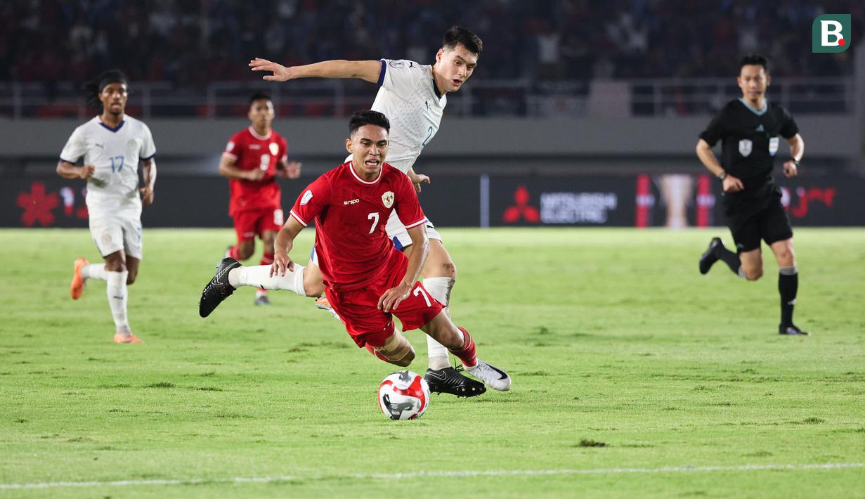 <p>Pemain Timnas Indonesia, Marselino Ferdinan terjatuh saat berebut bola dengan&nbsp;pemain Filipina pada laga Grup B Piala AFF 2024 yang berlangsung di Stadion Manahan, Solo, Jawa Tengah, Sabtu (21/12/2024). (Bola.com/Abdul Aziz)</p>
