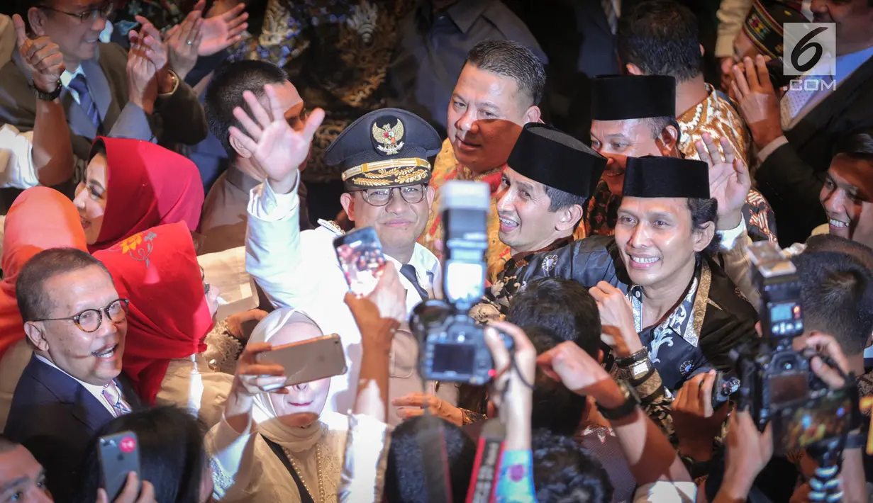 Gubernur DKI Jakarta Anies Baswedan menyapa tamu undangan usai usai sertijab di Balai Kota, Jakarta, Senin (16/10). Anies-Sandi resmi menjadi Gubernur dan Wakil Gubernur DKI Jakarta periode 2017-2022. (Liputan6.com/Faizal Fanani)