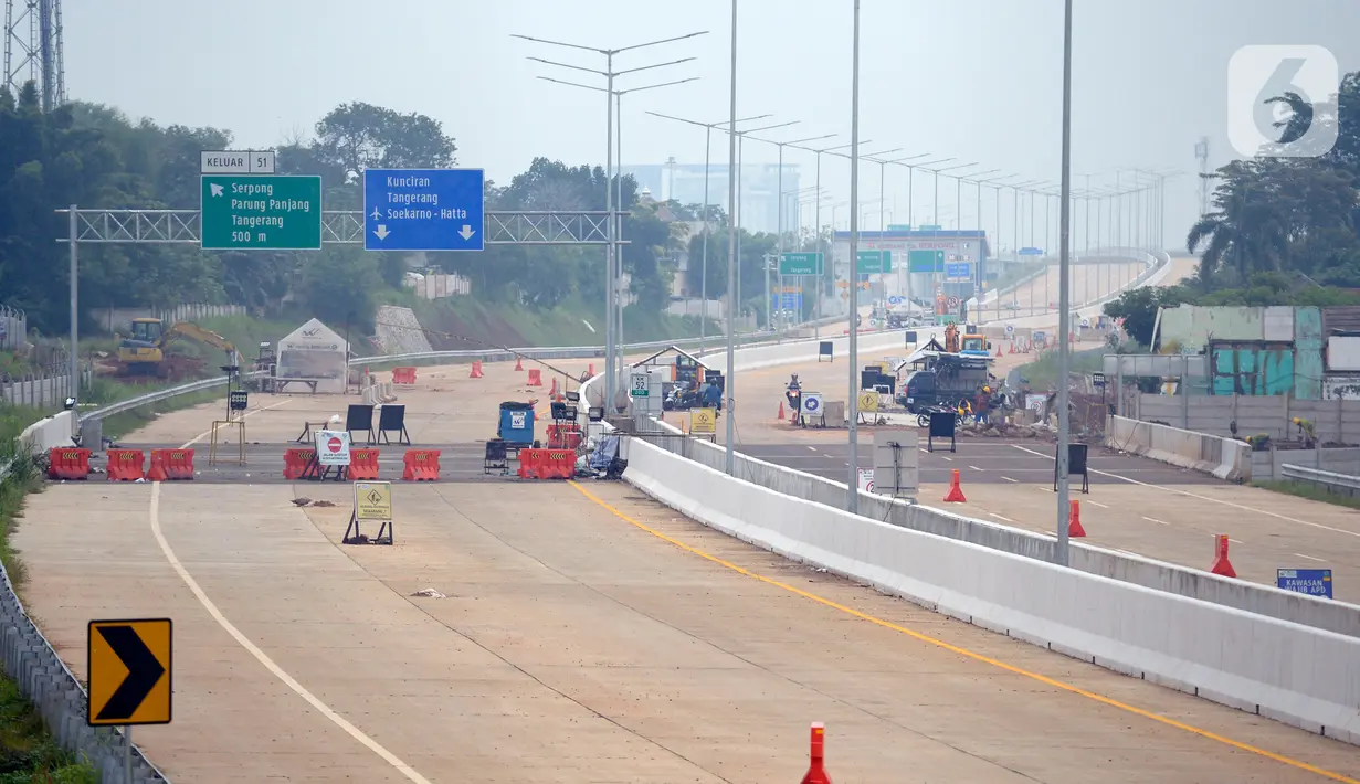 Suasana pembangunan Jalan Tol Serpong-Cinere yang melintasi wilayah Serpong (Jombang), Serua, Ciputat, Pamulang, dan Pondok Cabe/Cinere di Tangerang Selatan, Selasa (31/3/2020). (merdeka.com/Dwi Narwoko)