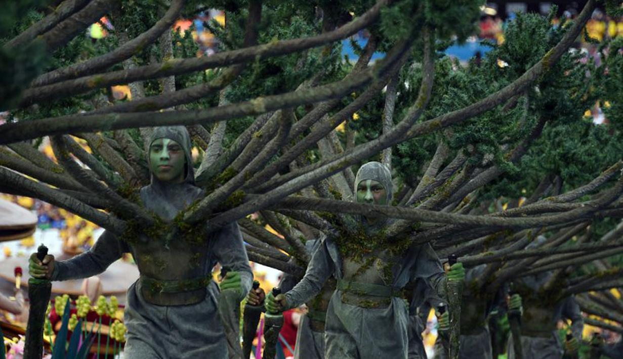 Sejumlah penari tampil dengan berpakaian seperti pohon saat upacara pembukaan Piala Dunia 2014 di Corinthians Arena, Sao Paolo, Brasil, (13/6/2014). (AFP PHOTO/Vanderlei Almeida)