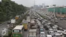 Kendaraan terjebak kemacetan di Tol Jagorawi, Jakarta, Selasa (29/11). Untuk mengurangi kepadatan, PT Jasa Marga (Persero) Tbk akan memberlakukan sistem transaksi terbuka di Jalan Tol Jagorawi mulai Juni 2017 mendatang. (Liputan6.com/Immanuel Antonius)