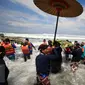 Abdi dalem melarung sesaji pada prosesi labuhan alit di Pantai Parangkusumo, Yogyakarta, Minggu (8/5). Ritual yang digelar setiap tanggal 30 bulan Rajab dalam kalender Jawa ini memperingati bertahtanya Sri Sultan Hamengku Buwono X. (Foto: Boy Harjanto)