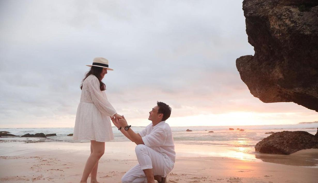 Pantai menjadi pilihan Clinton untuk melakukan momen tak terlupakan. Ya, Clinton melamar Chelsea Islan, keduanya mengenakan pakaian serba putih. (Foto: Instagram/@robclintonkardinal)