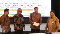 Dirut Bank BRI Asmawi Syam, Kepala SKK Migas Amien Sunaryadi, Dirut Bank BNI Ahmad Baequni serta Wakil Dirut Bank Mandiri Sulaiman A Arianto (ki-ka) saat menunjukkan dokumen nota kesepahaman kerjasama di Jakarta, (24/3). (Liputan6.com/Angga Yuniar)