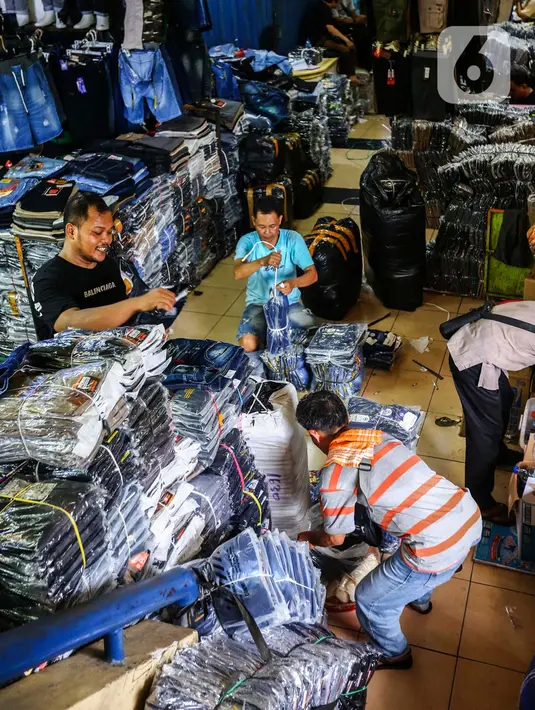 Pasar Cipulir menjadi alternatif bagi sejumlah orang yang mencari kebutuhan untuk menyambut bulan suci Ramadan dan datangnya hari raya Idul Fitri. (Liputan6.com/Angga Yuniar)