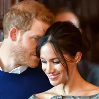 Pangeran Harry terlihat membisikkan sesuatu kepada sang tunangan, Meghan Markle ketika keduanya menjalani kunjungan ke Cardiff Castle, Wales, Kamis (18/1). Entah apa yang dibisikkan, namun momen manis itu membuat Meghan tertawa. (BEN BIRCHALL/POOL/AFP)