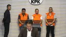 Gubernur Riau Abdul Wahid (kedua kanan belakang) menggunakan rompi tahanan saat dihadirkan pada rilis penetapan sekaligus penahanan usai menjalani pemeriksaan di Gedung Merah Putih Komisi Pemberantasan Korupsi (KPK), Jakarta, Rabu (5/11/2025). Selain Abdul Wahid, KPK juga menahan dua tersangka lainnya, yaitu Kepala Dinas PUPR-PKPP Muhammad Arief Setiawan dan Sekretaris Dinas PUPR-PKPP Ferry Yunanda. (merdeka.com/Arie Basuki)