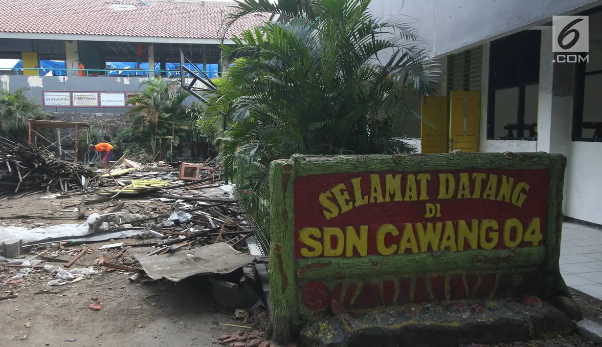 Kondisi sekolah SDN Cawang 04 yang sedang dalam tahap pengerjaan rehabilitasi, Jakarta, Kamis (23/11). Rehabilitasi berat yang dimaksud yakni perbaikan sekolah pada bagian pagar, plafon, kusen, dan lainnya. (Liputan6.com/Immanuel Antonius)