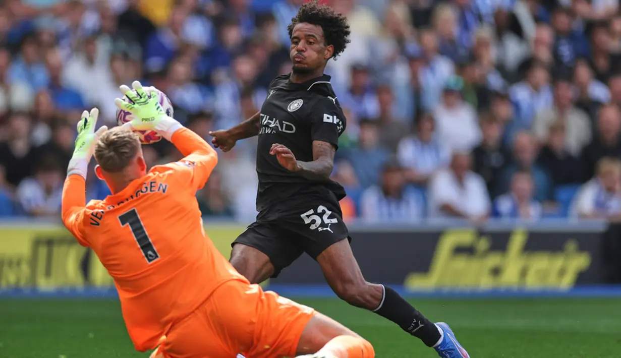 Kiper Brighton, Bart Verbruggen, berusaha menghalau bola saat melawan Manchester City di Amex Stadium dalam laga Premier League, Minggu (31/8/2025) malam WIB. (AP Photo/Ian Walton)