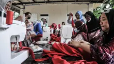Warga mengikuti pelatihan tata busana di Ruang Publik Terpadu Ramah Anak (RPTRA) Borobudur, Menteng, Jakarta Pusat, Rabu (9/11/2022). Sudin Perindustrian, Perdagangan, Koperasi Usaha Kecil dan Menengah (PPKUM) Jakarta Pusat bekerja sama dengan sekolah tata busana menggelar pelatihan kriya yang dikhusukan untuk kaum perempuan. (merdeka.com/Iqbal S Nugroho)